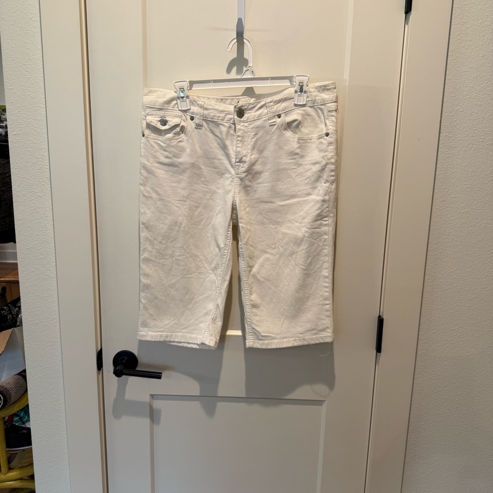 INC Ladies White Capri Denim Shorts.  Size 10. Waist 17”, Rise 9”, Outside L 24”